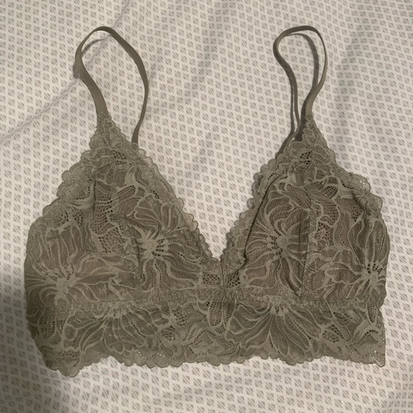 Gilly Hicks - Picture 1 of 3